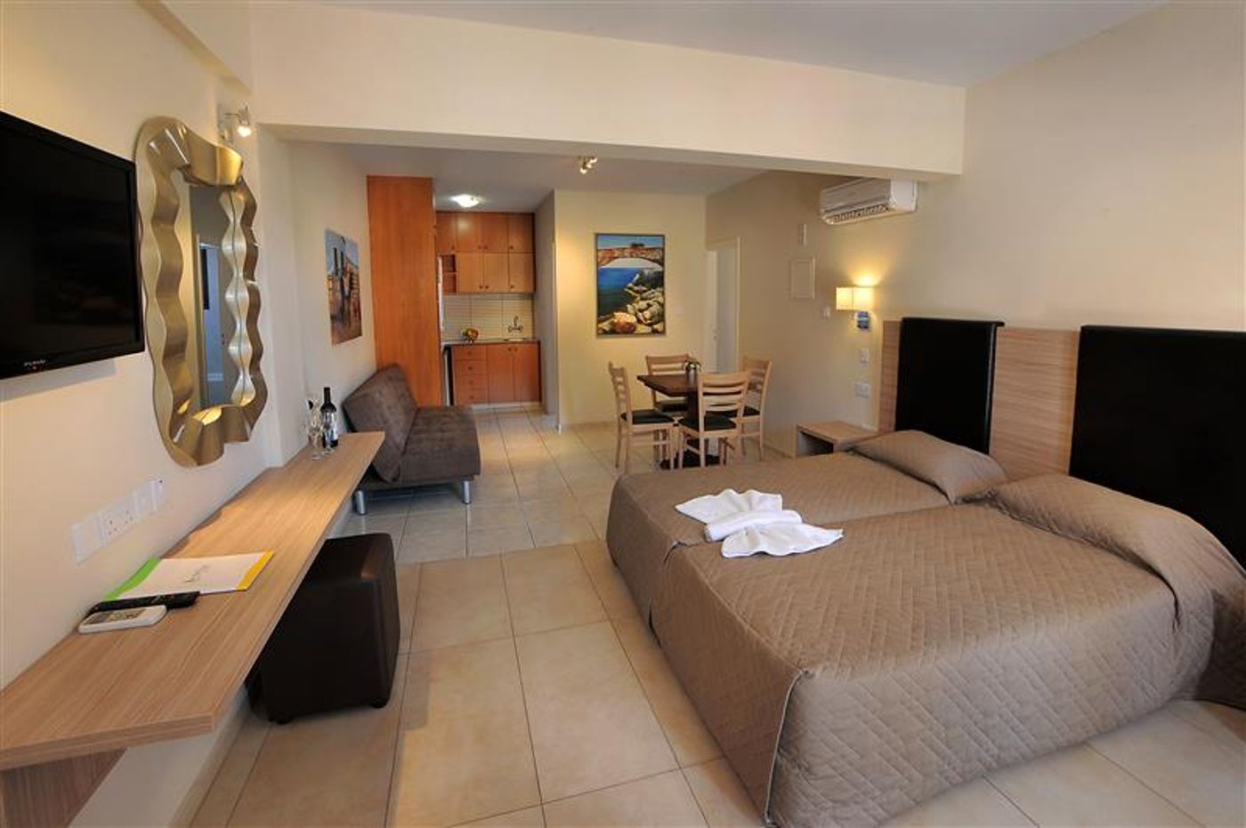 Nelia-Gardens-Room-13