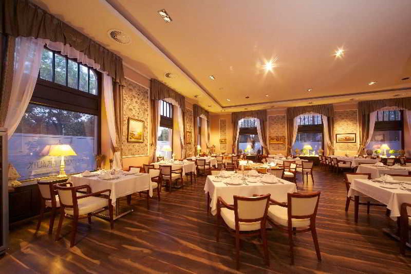 Queen-Elizabeth-Hotel-Restaurant-20