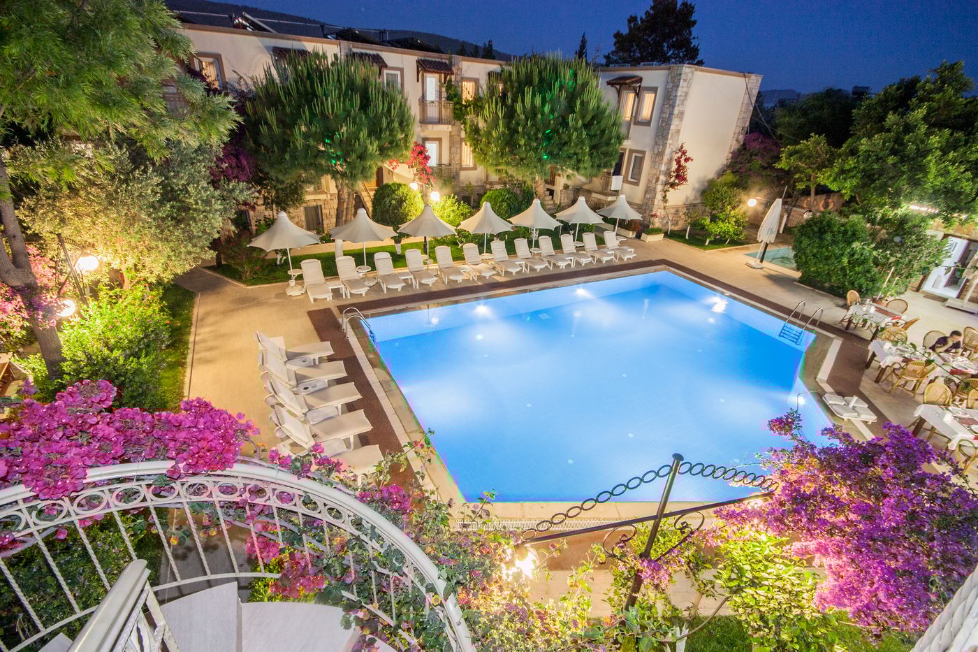 Moonshine-Hotel---Suites-Pool-2