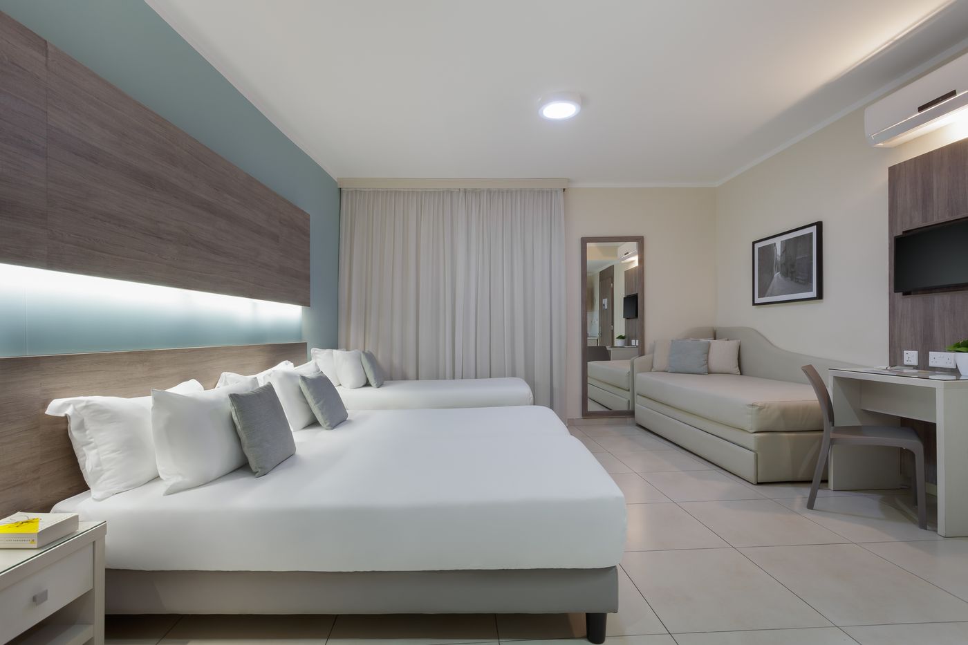 Hotel-115-The-Strand-Hotel-and-Suites-Room-15