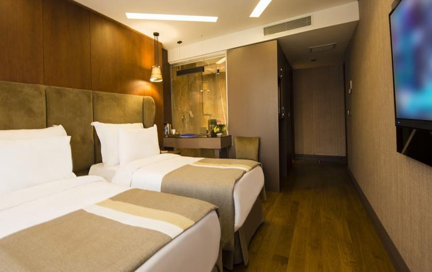 Blueway-Historical-Hotel-Room-8