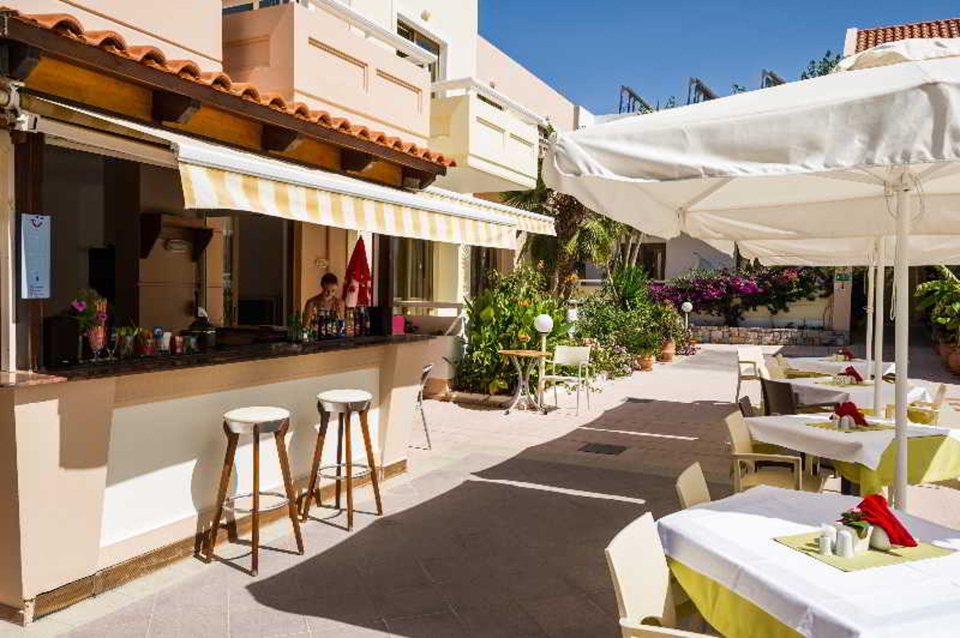 Oscar-Suites---Village-Bar-12