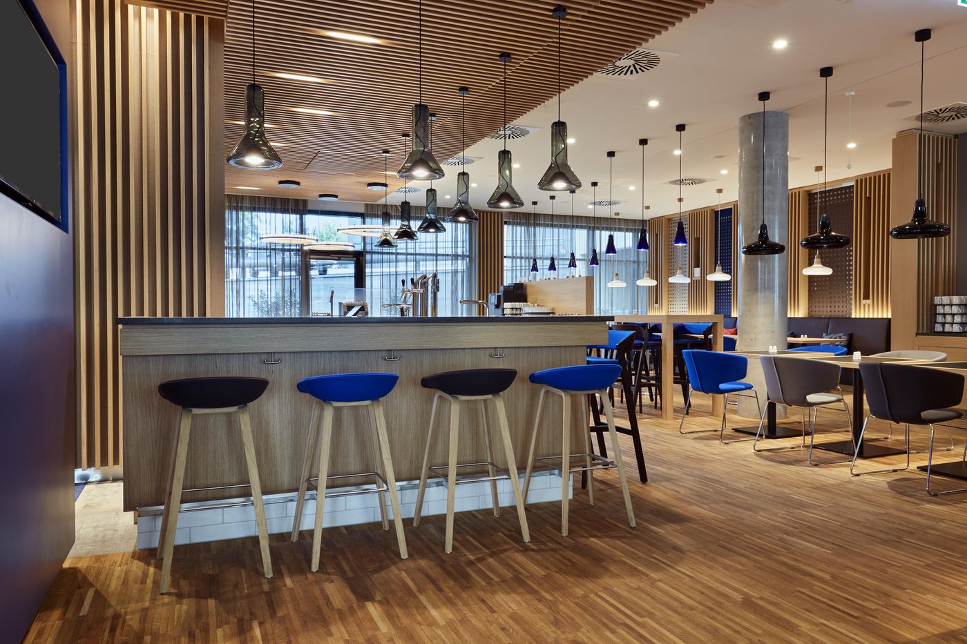 Holiday-Inn-Express-Berlin-Alexanderplatz-Bar-15