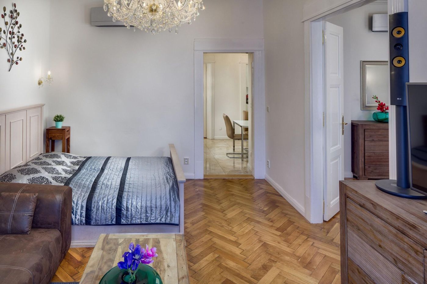 Old-Town-Square-Apartments-Room-7