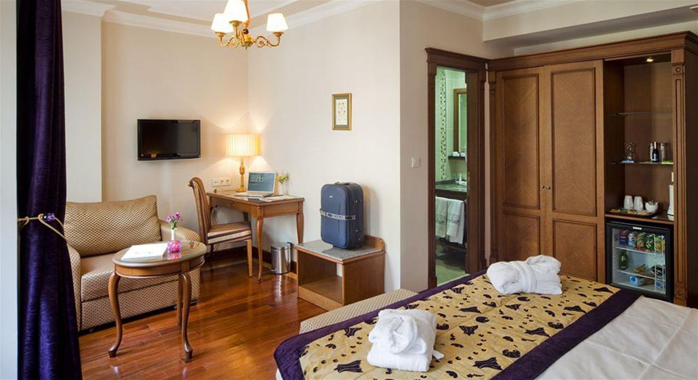 Glk-Premier-The-Home-Suites---Spa-Room-2