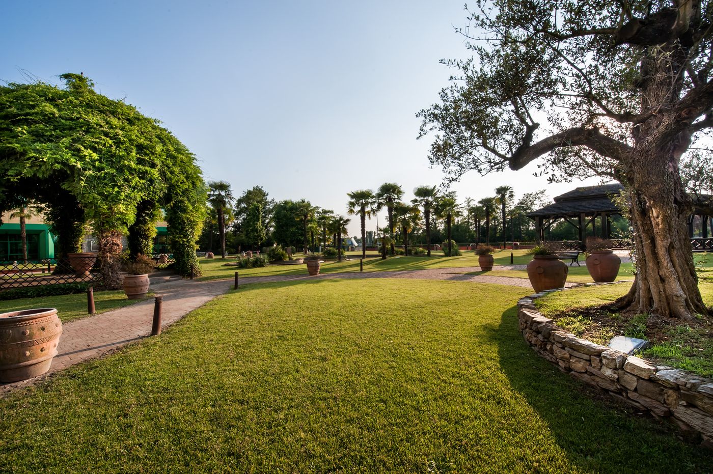 Royal-Garden-Hotel-General-view-12