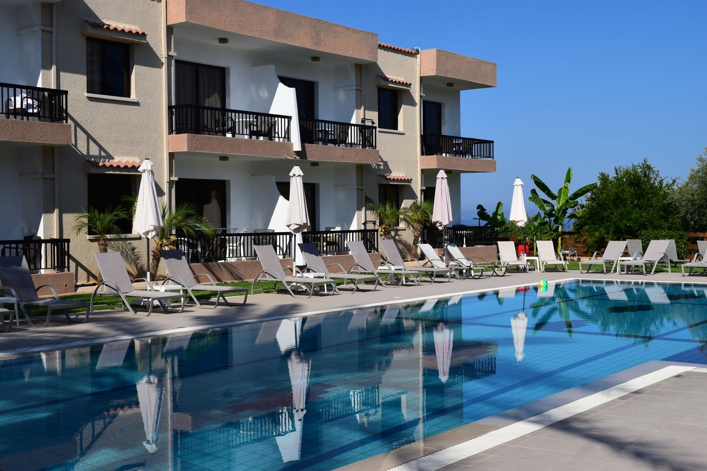 Anna-Hotel-Apartments-Pool-4