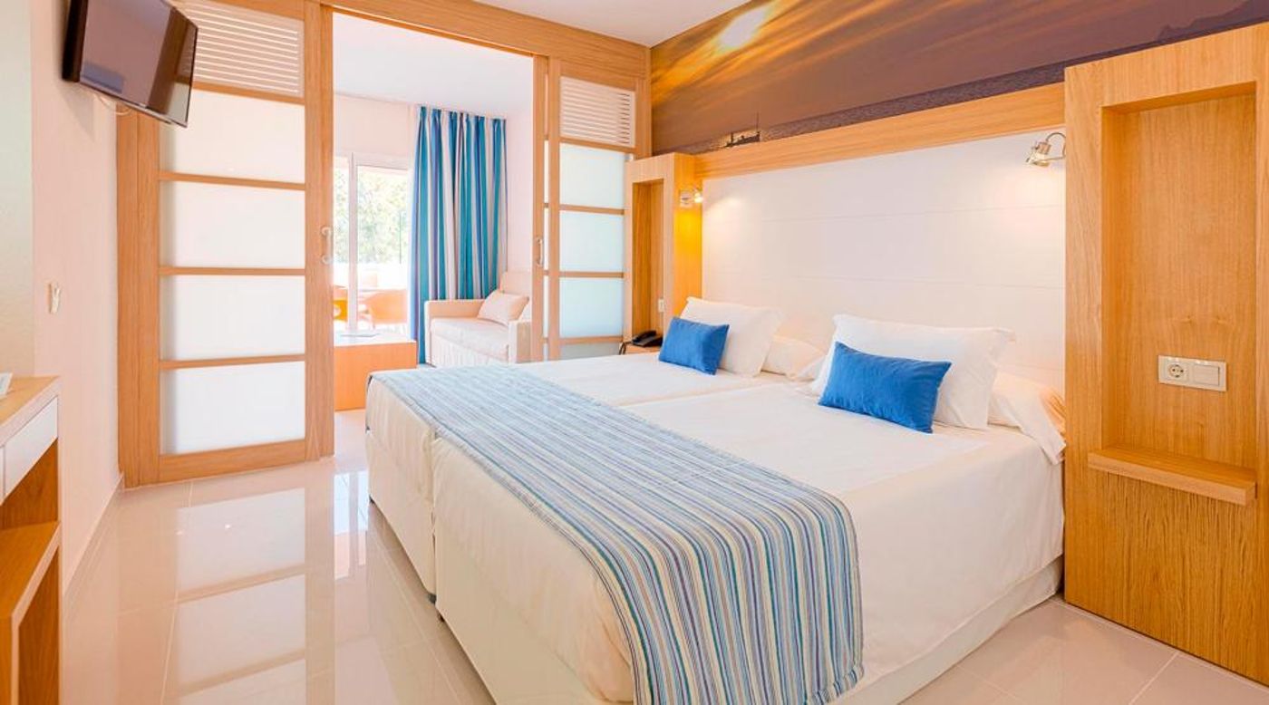 Sirenis-Seaview-Country-Club-Room-19