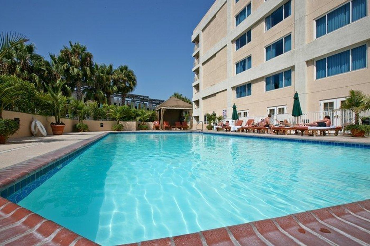 Hilton-Santa-Monica-Hotel---Suites-Beach-5