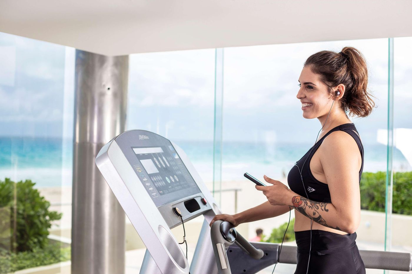 Crown-Paradise-Club-Cancun-Sports-and-Entertainment-67