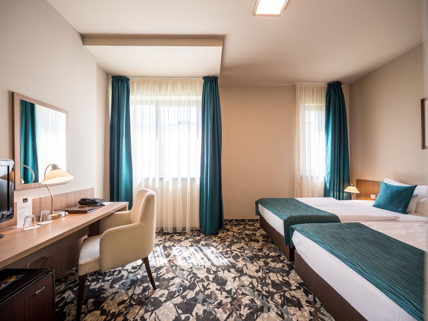 Queen-Elizabeth-Hotel-Room-12