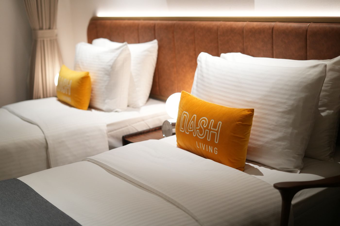 Dash-Living-on-Hollywood-Room-23