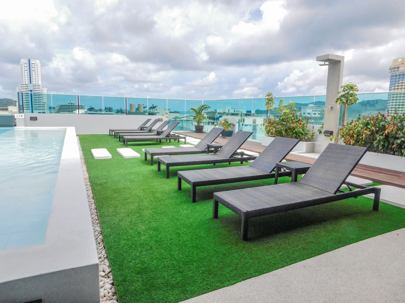 The-AIM-Patong-Hotel-Pool-3