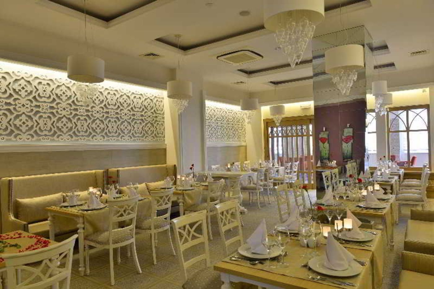 Side-Crown-Serenity-Restaurant-31