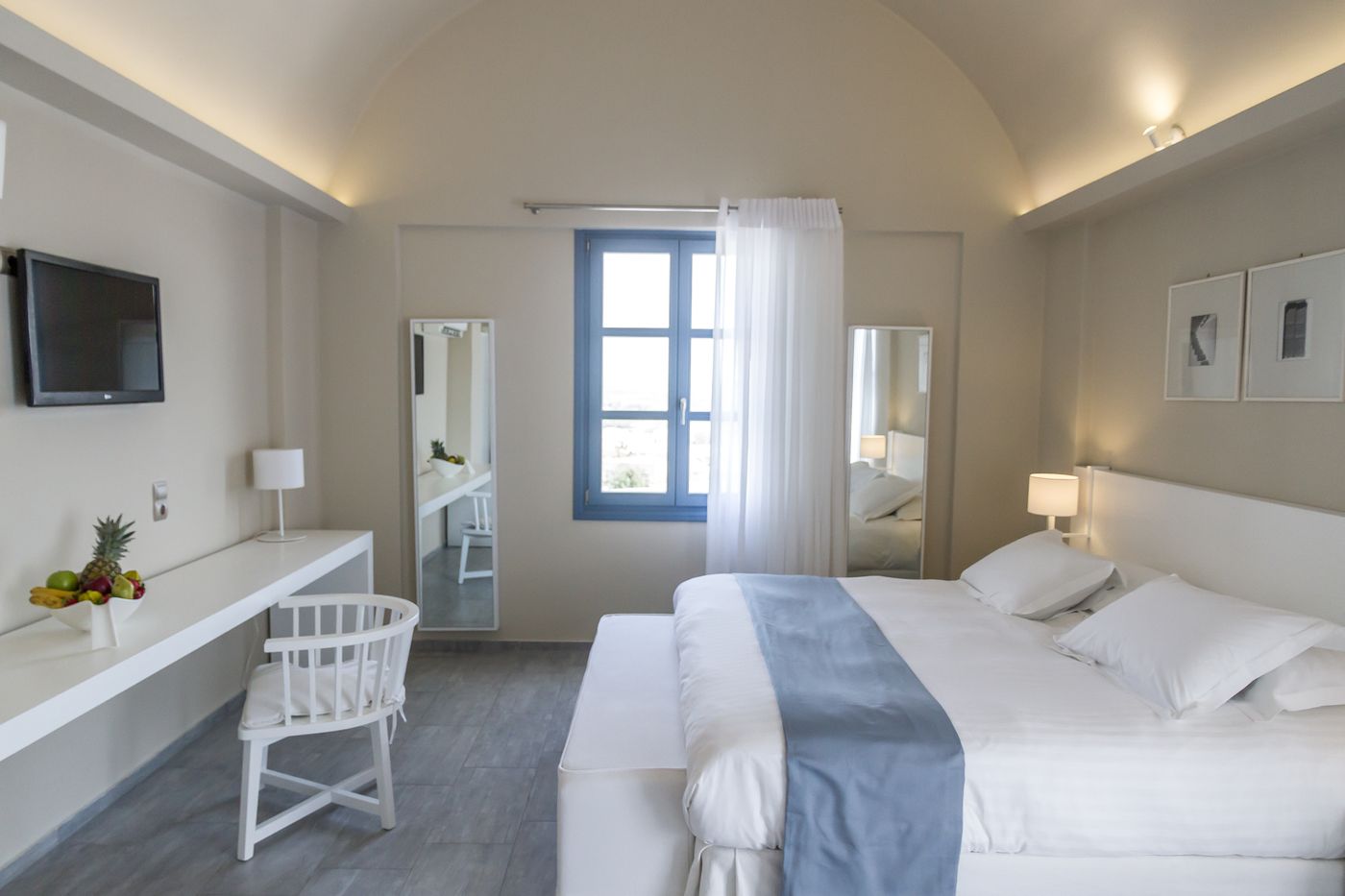 Acroterra-Rosa-Luxury-Suites-Room-6