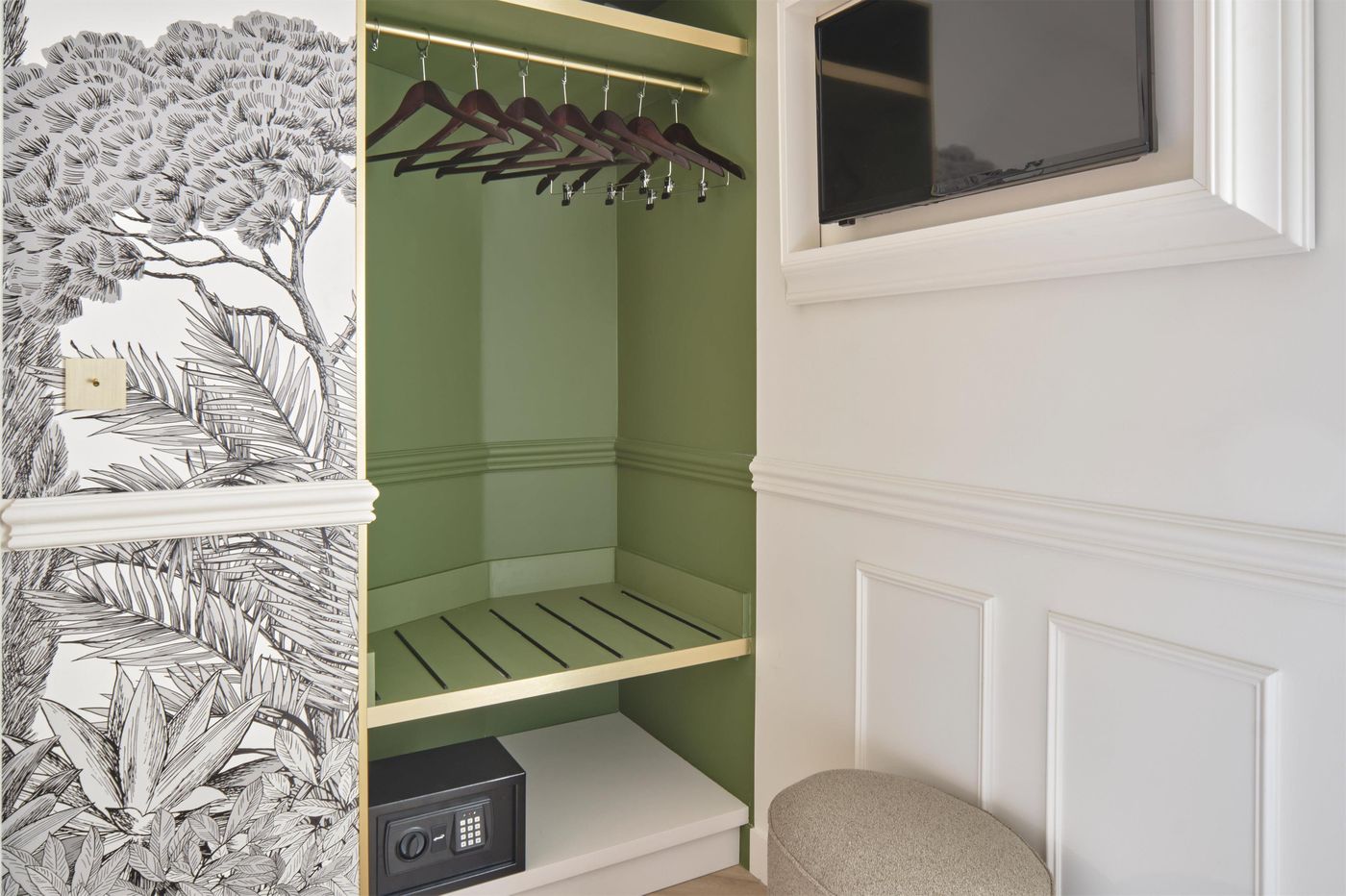 Moulin-Plaza-Room-12