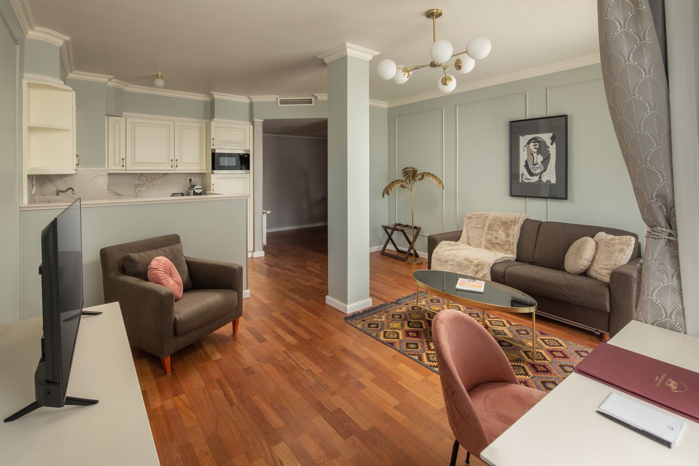 Queen-s-Court-Hotel-and-Residence-Room-23