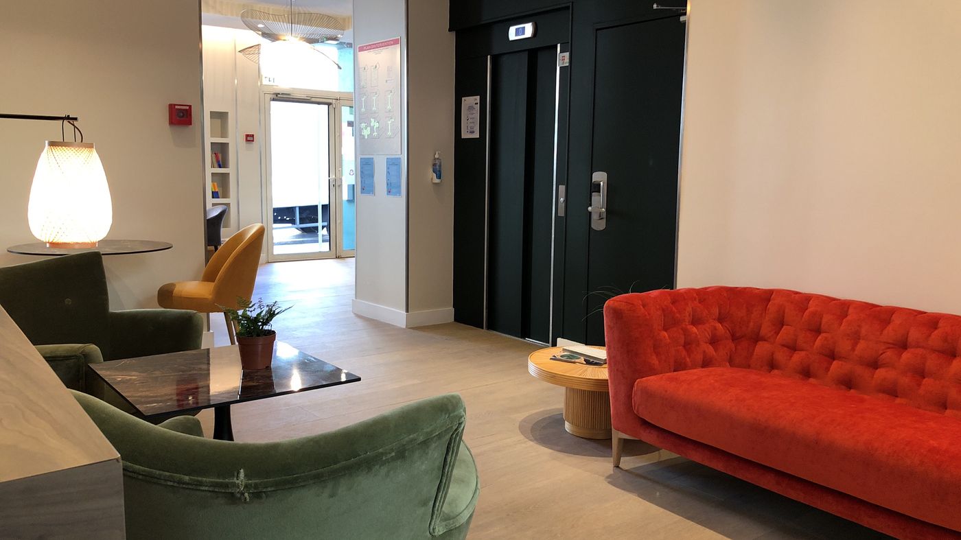 Comfort-Hotel-Lamarck-Lobby-1