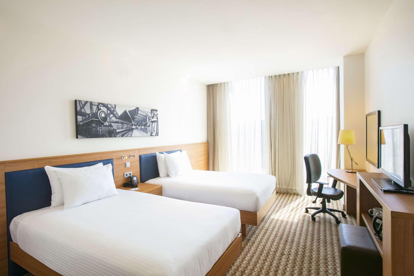 Hampton-by-Hilton-Amsterdam---Arena-Boulevard-Room-29