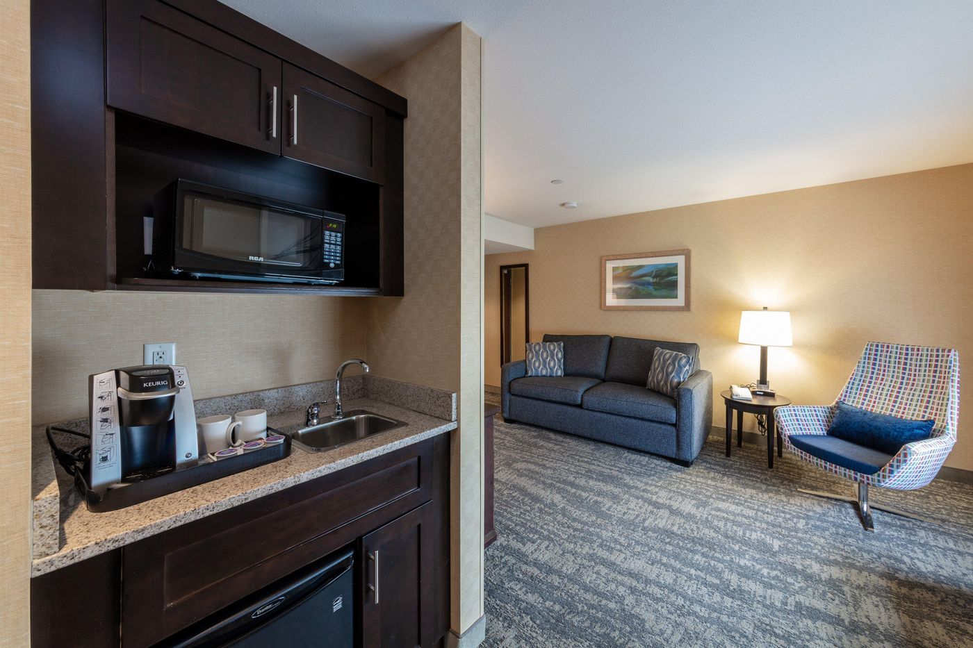Holiday-Inn-Express---Suites-Riverport-Room-10