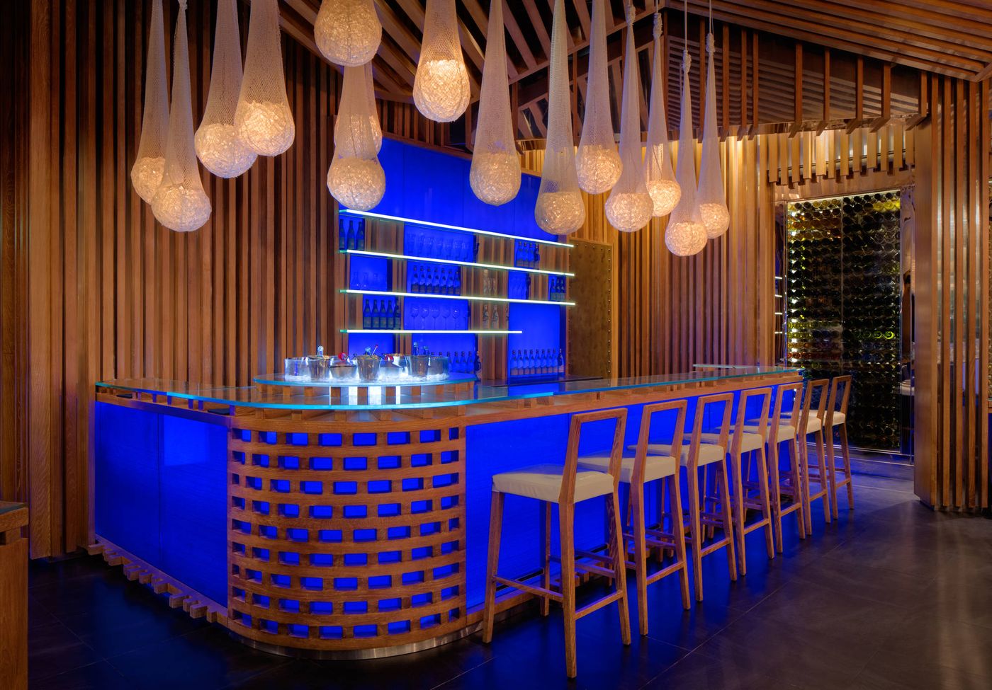 Jumeirah-Al-Qasr--Bar-54