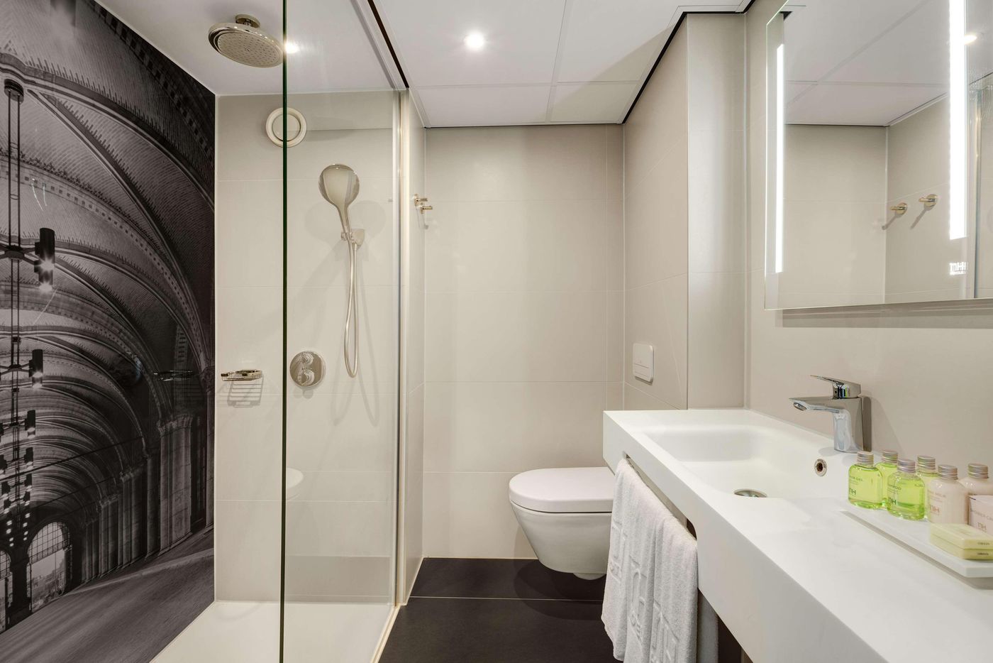 NH-Amsterdam-Schiphol-Airport-Room-36