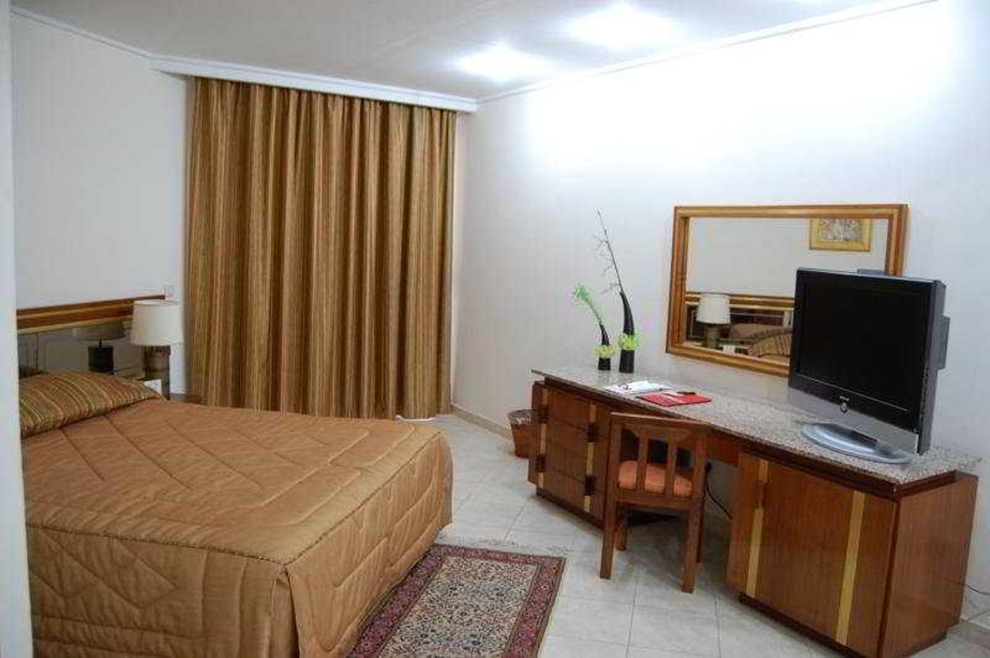 Diplomat-Hotel-Room-4