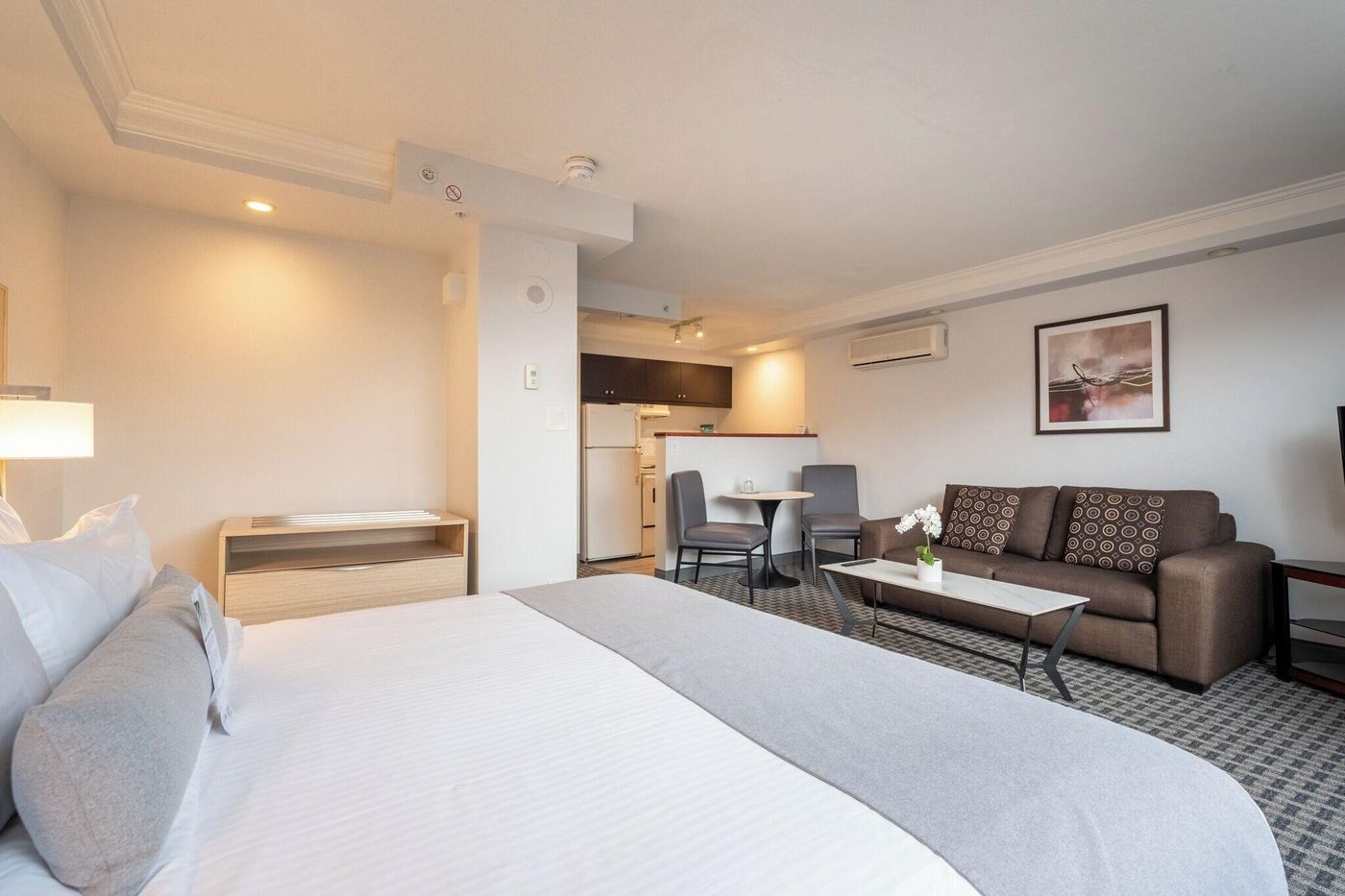 Century-Plaza-Hotel---Spa-Vancouver-Room-66