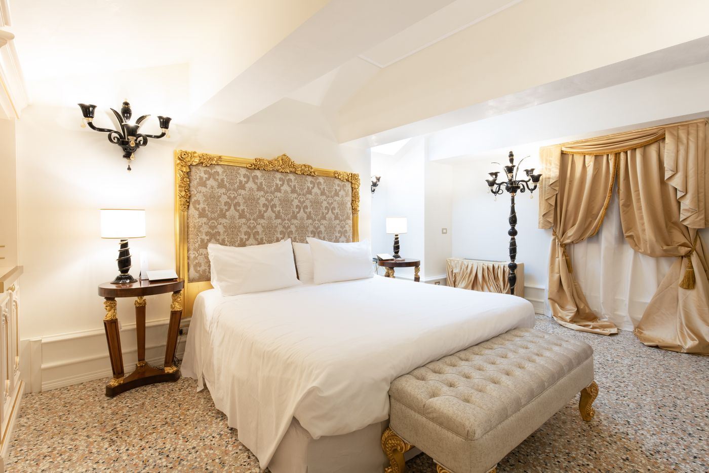 Ca-Bonfadini-Historic-Experience-Room-24