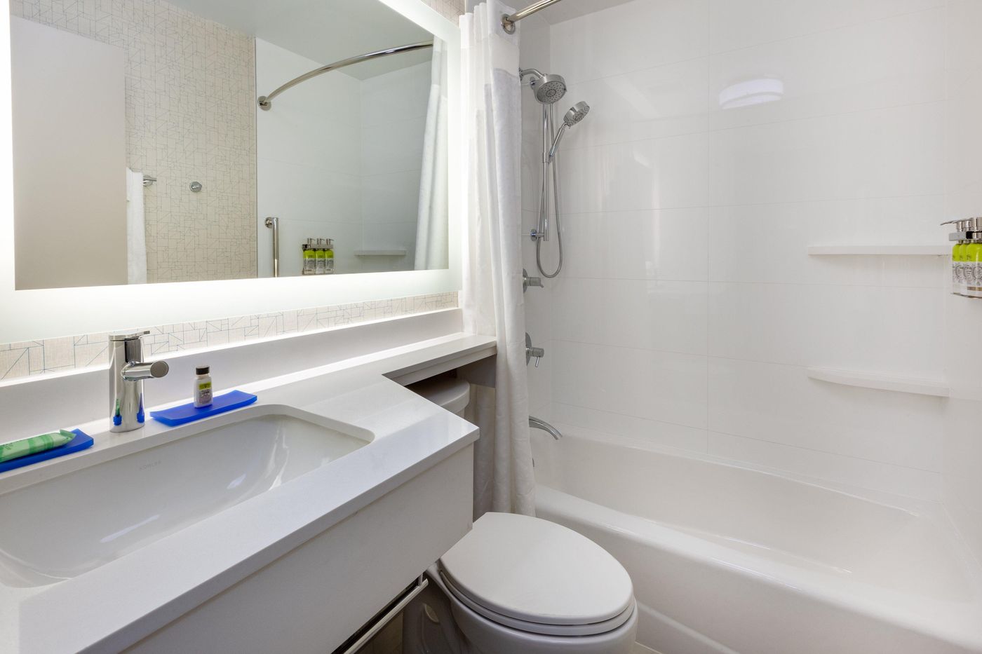 Holiday-Inn-Express-NYC-Brooklyn---Sunset-Park-Room-28