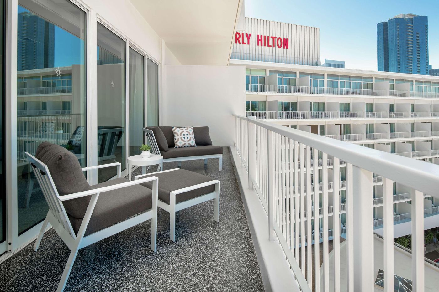 Beverly-Hilton-Room-5