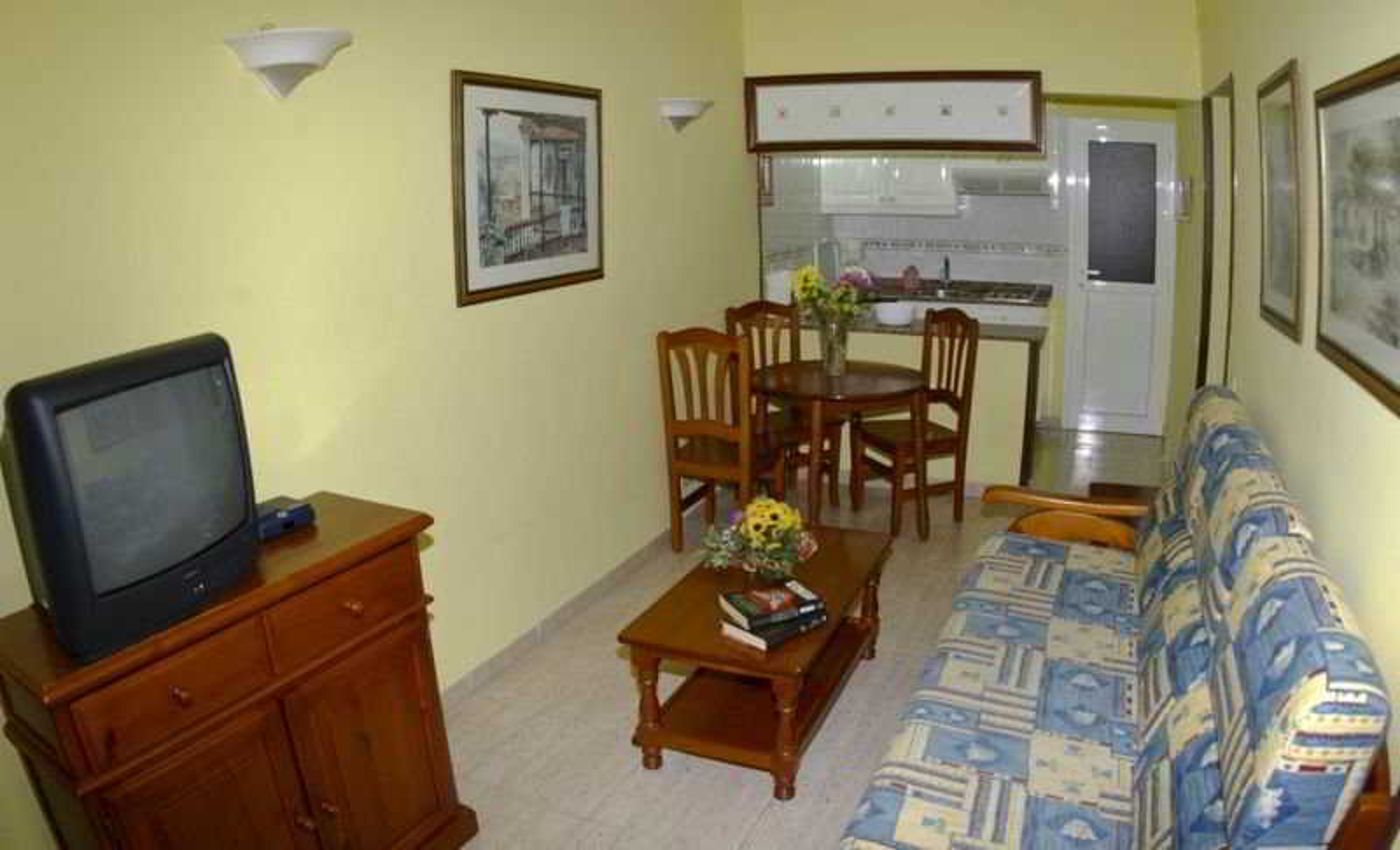 Los-Almendros--gay--lesbian---friends--Room-16