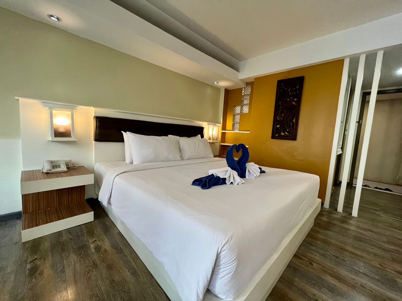 LA-Vintage-Resort--Former-Poppa-Palace--Room-15