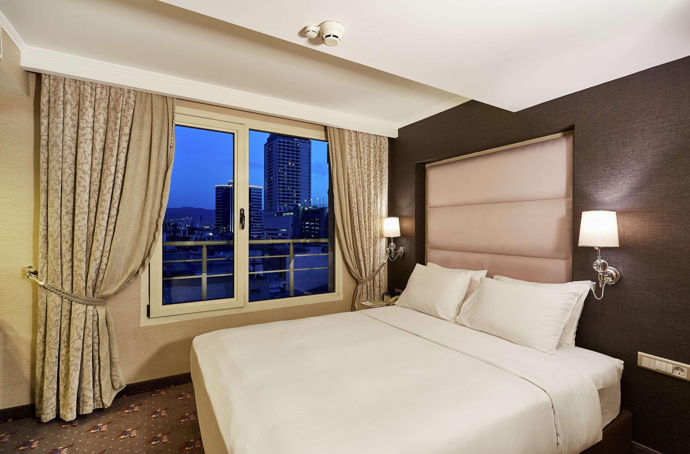 DoubleTree-By-Hilton-Izmir-Alsancak-Room-7