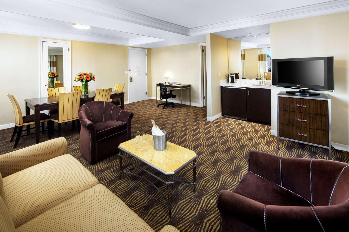 New-Yorker--A-Lotte-Hotel-Room-7