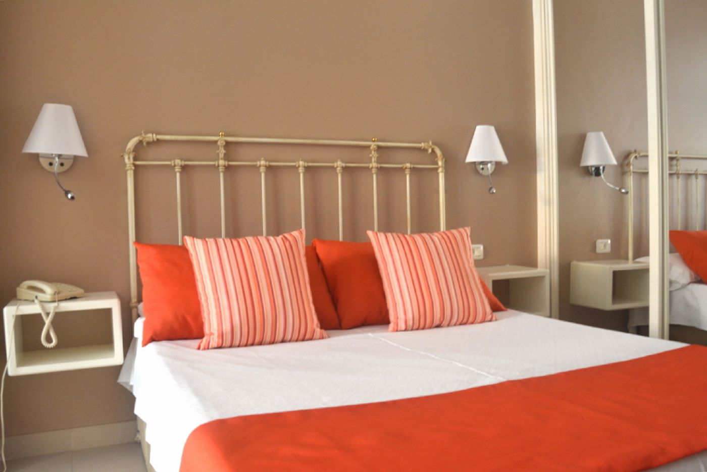 Hotel-RF-Astoria---Adults-Only-Room-16