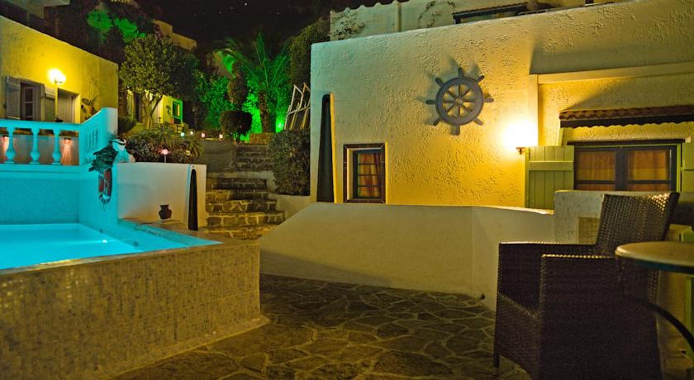 Korifi Suites Art Hotel