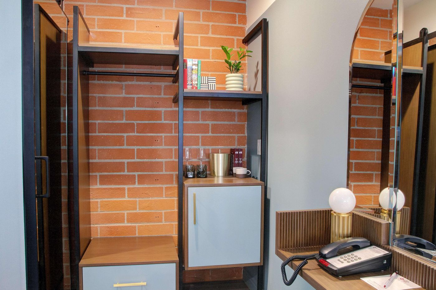 Best-Western-Plus-Hollywood-Hills-Room-40