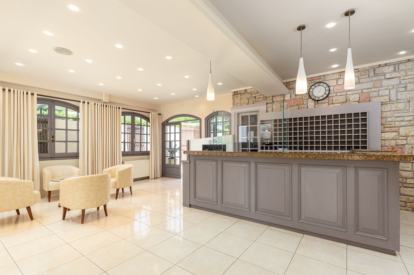 Oasis-Hotel-Lobby-44