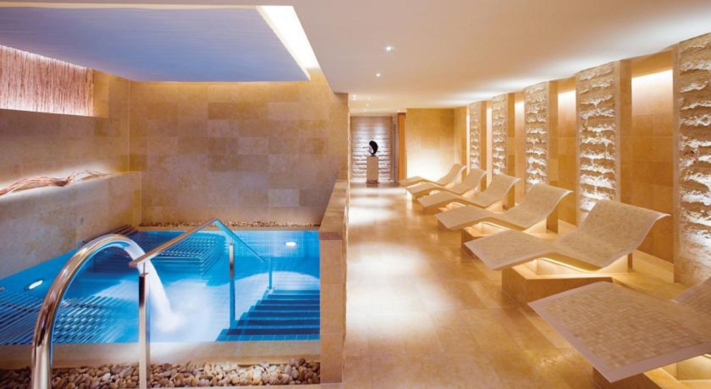 The-Landmark-Mandarin-Oriental--Hong-Kong-Pool-22