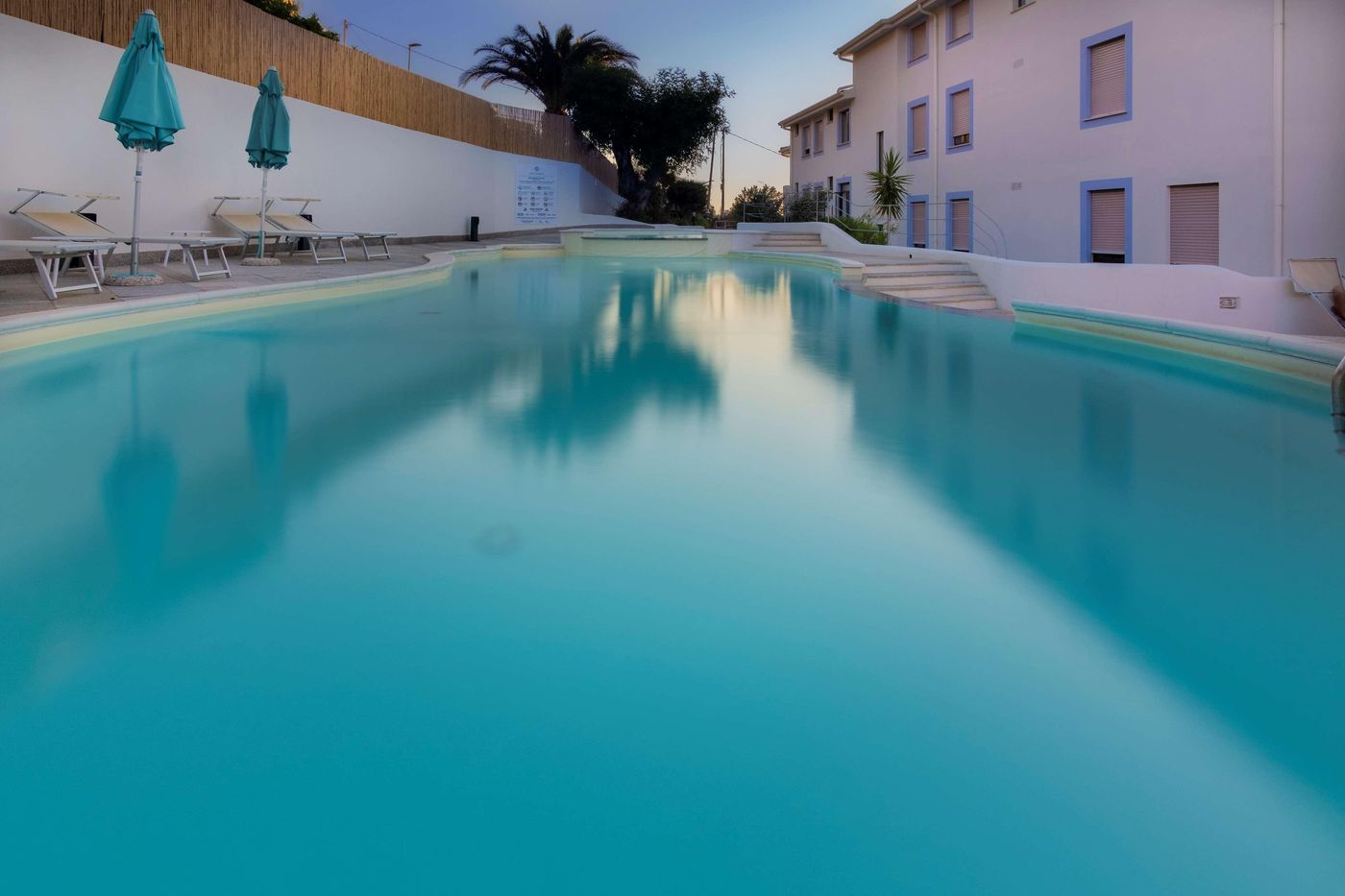 Best-Western-Hotel-Blumarea-Pool-11