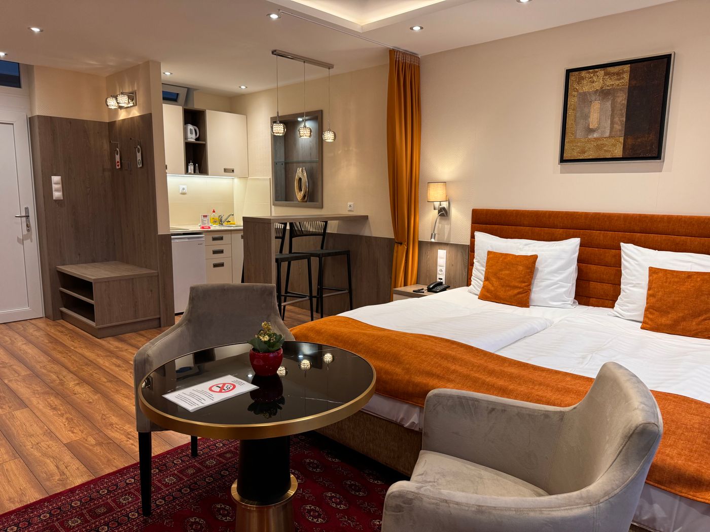 Hotel-Charles-Room-8