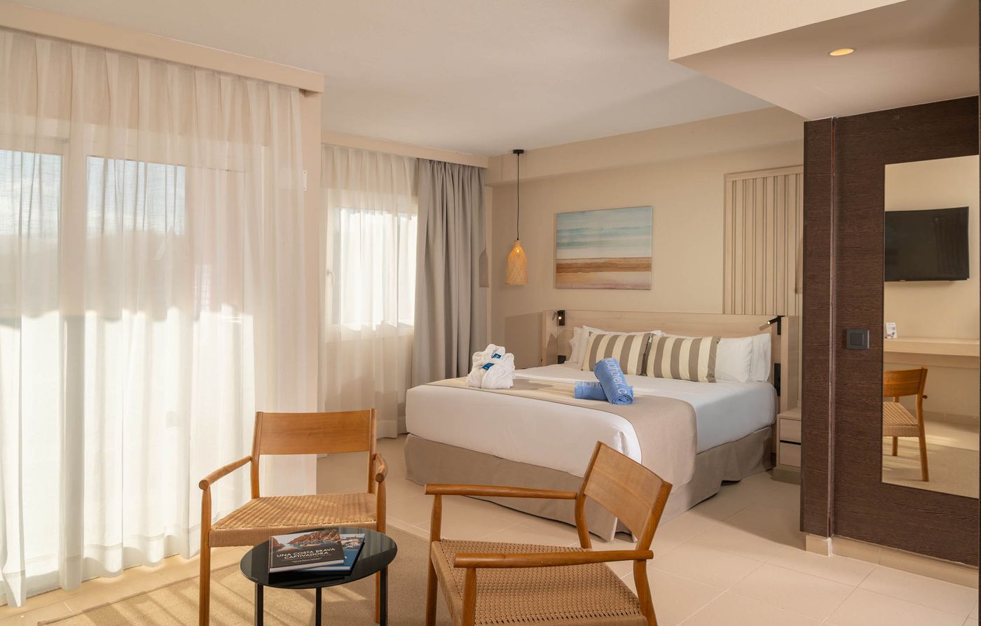 Aqua-Hotel-Montagut-Suites-Room-36