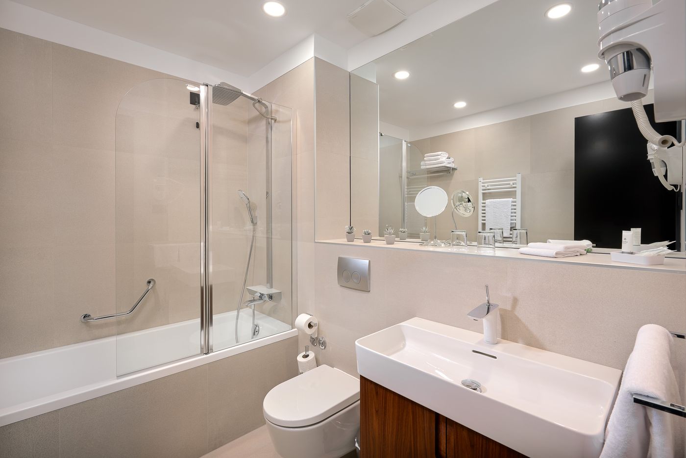 Sia-Split-Hotel-Room-11