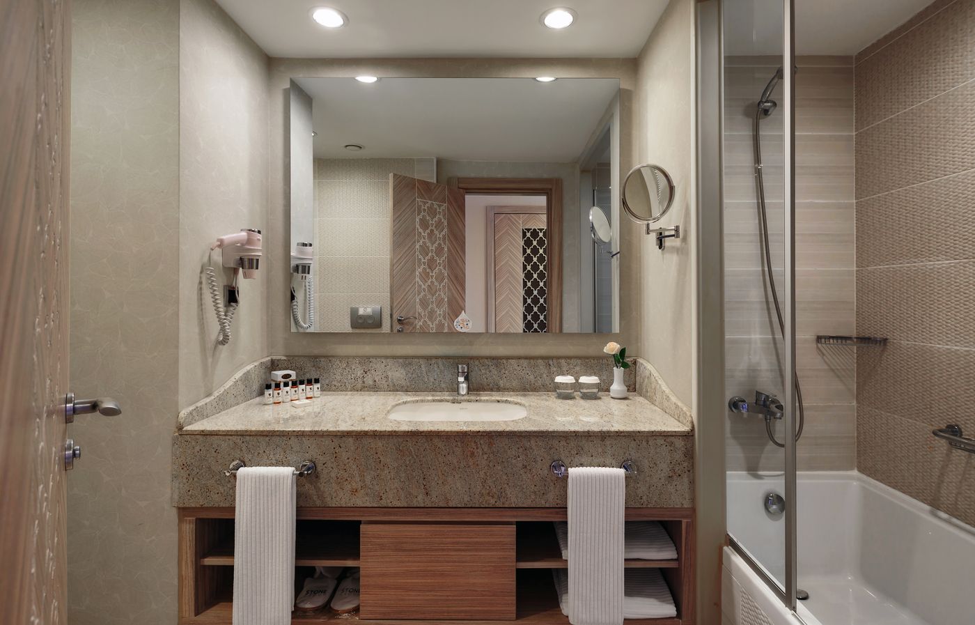 Royal-Alhambra-Palace-Room-34