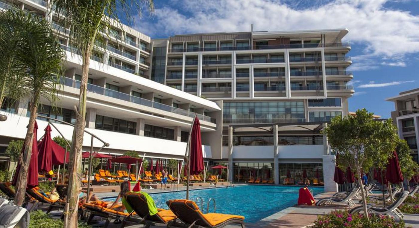 The-Sense-De-Luxe-Hotel-Pool-4