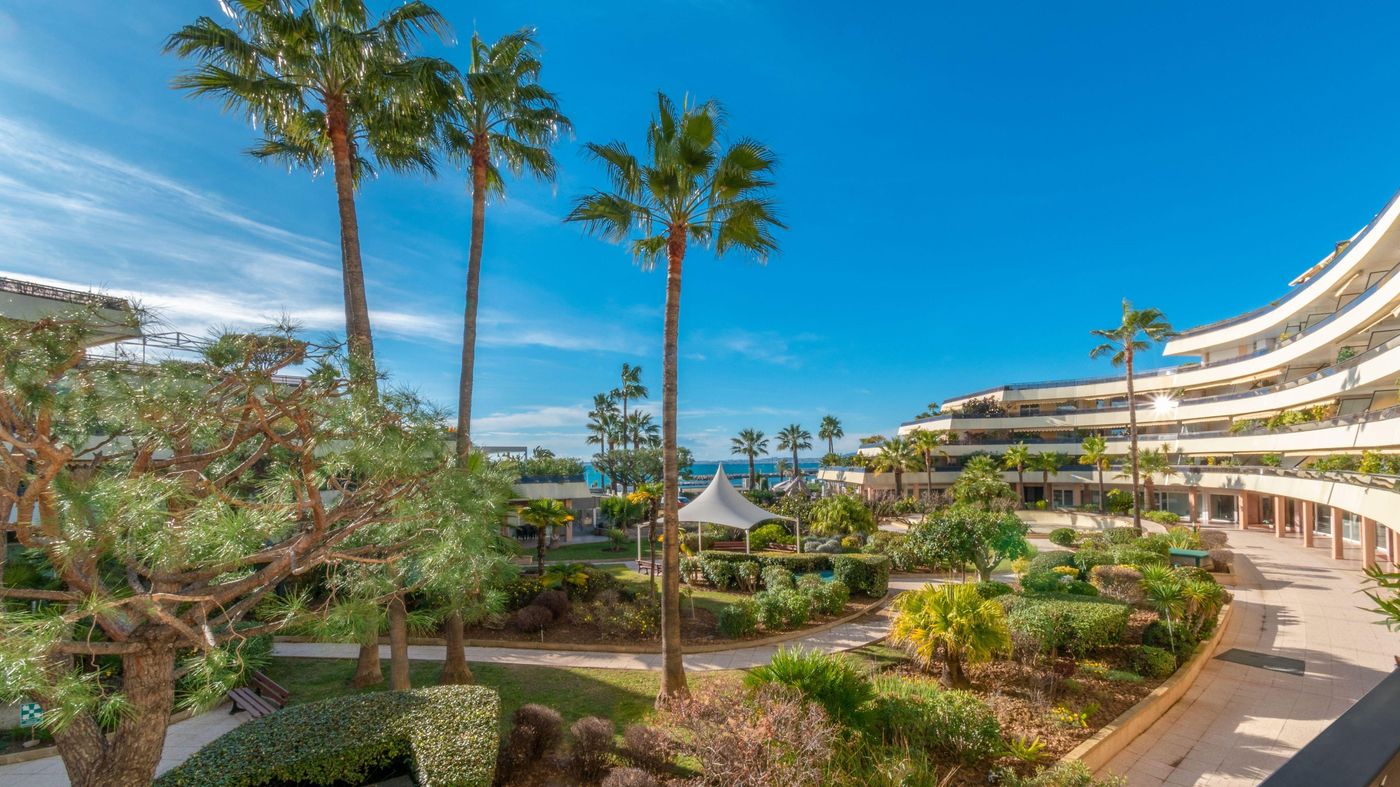 Holiday-Inn-Resort-Nice-Port-St--Laurent-Room-1