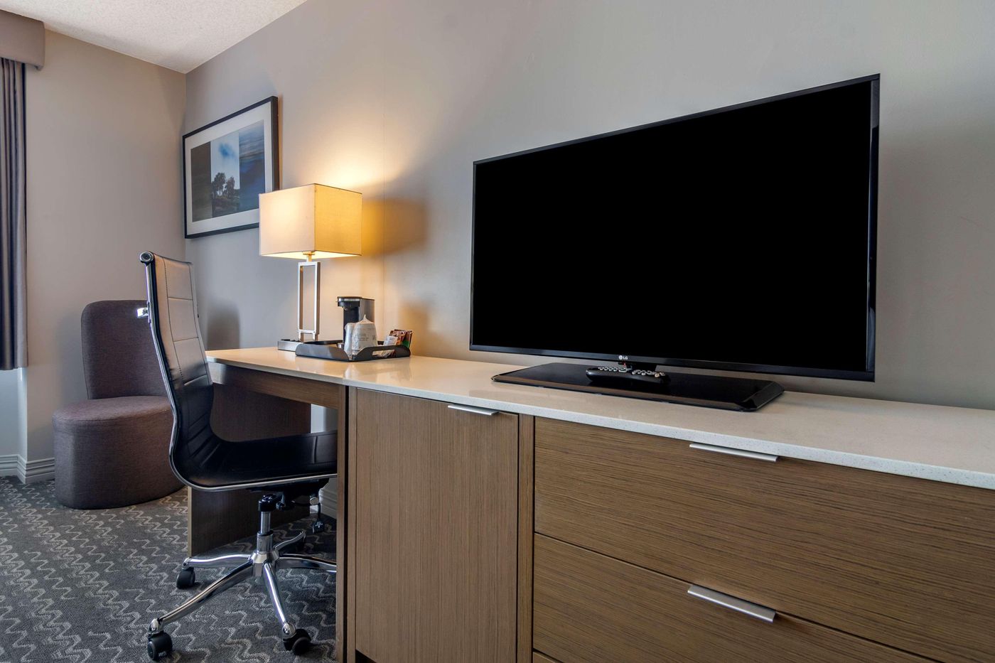 Best-Western-Plus-Vancouver-Airport-Hotel-Room-11