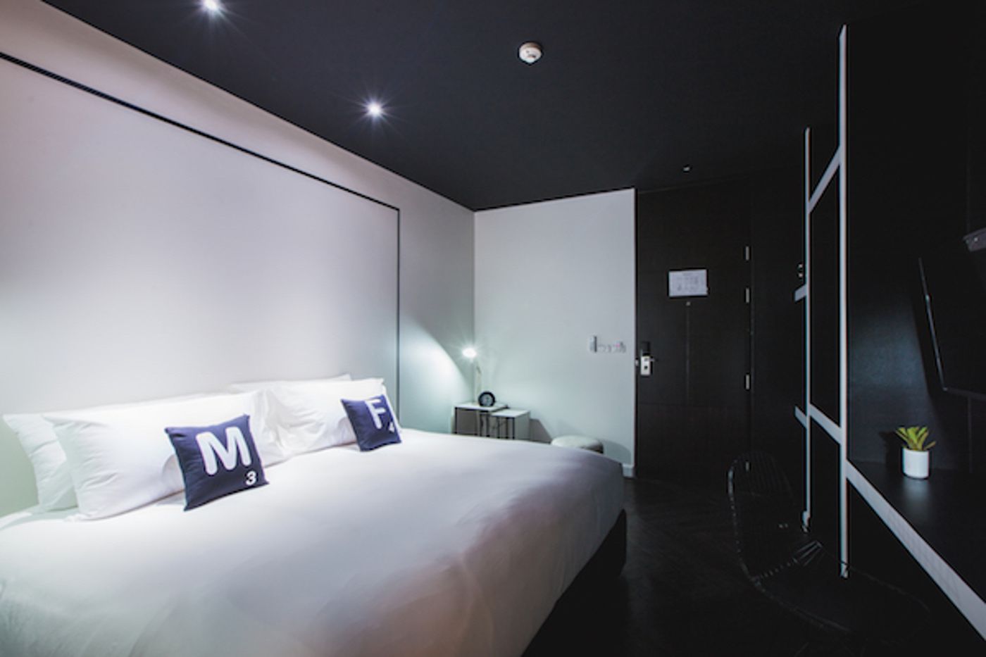 Blu-Monkey-Hub-and-Hotel-Phuket-Room-10