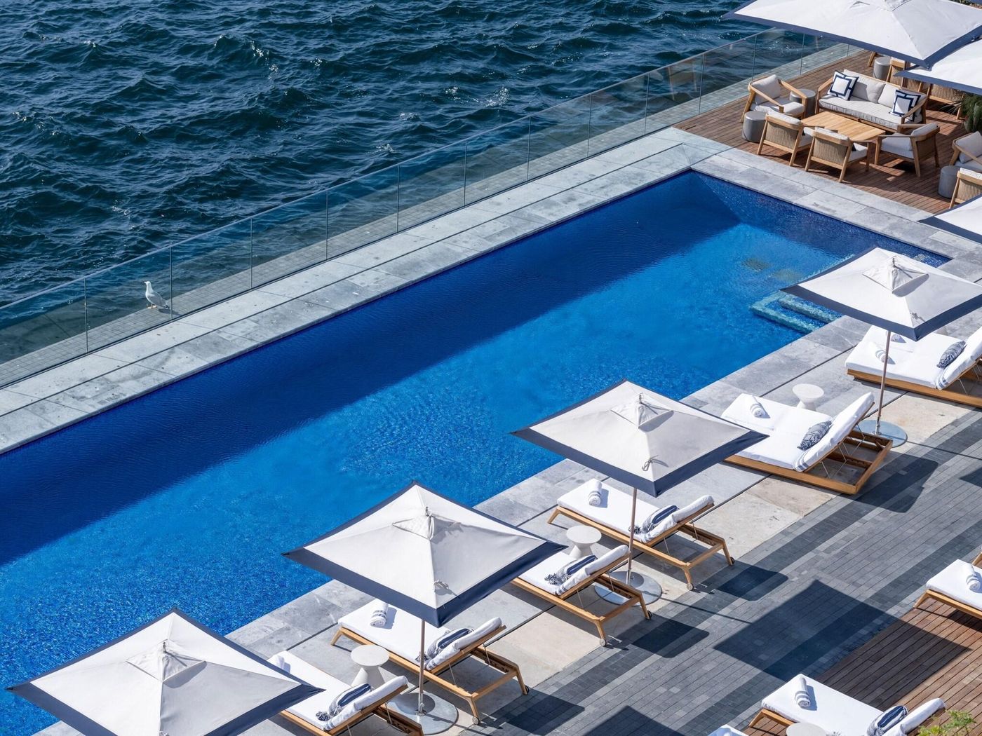 The-Peninsula-Istanbul-Pool-10